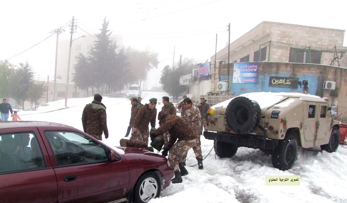 القوات المسلحة الاردنية تشارك بفتح الطرق الرئيسة والفرعية وانقاذ المواطنين