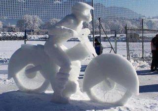 النحت بالثلج يكمل فرحة استقبال الزائر الابيض