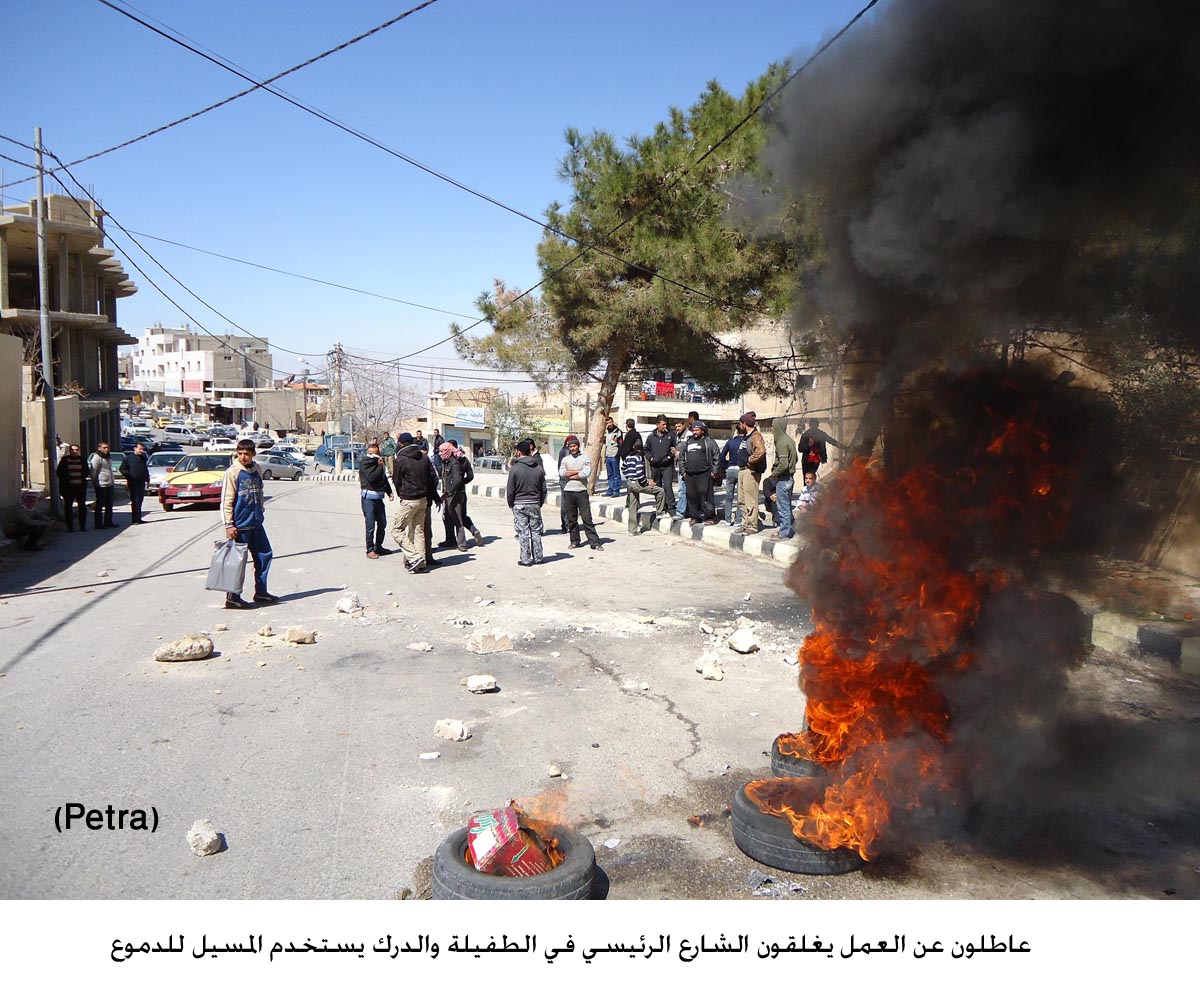 عاطلون عن العمل يغلقون الشارع الرئيسي في الطفيلة والدرك يستخدم المسيل للدموع