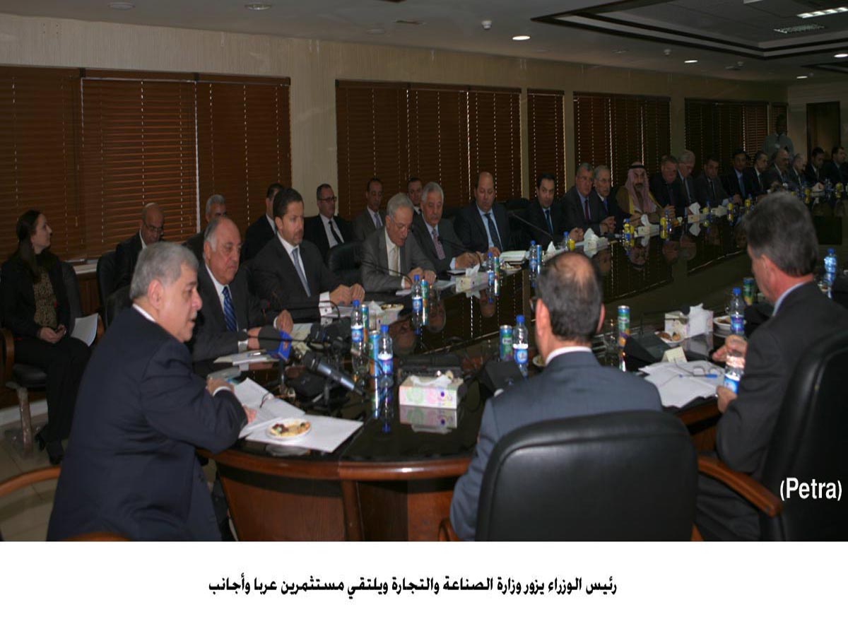 رئيس الوزراء يزور وزارة الصناعة والتجارة ويلتقي مستثمرين عربا وأجانب