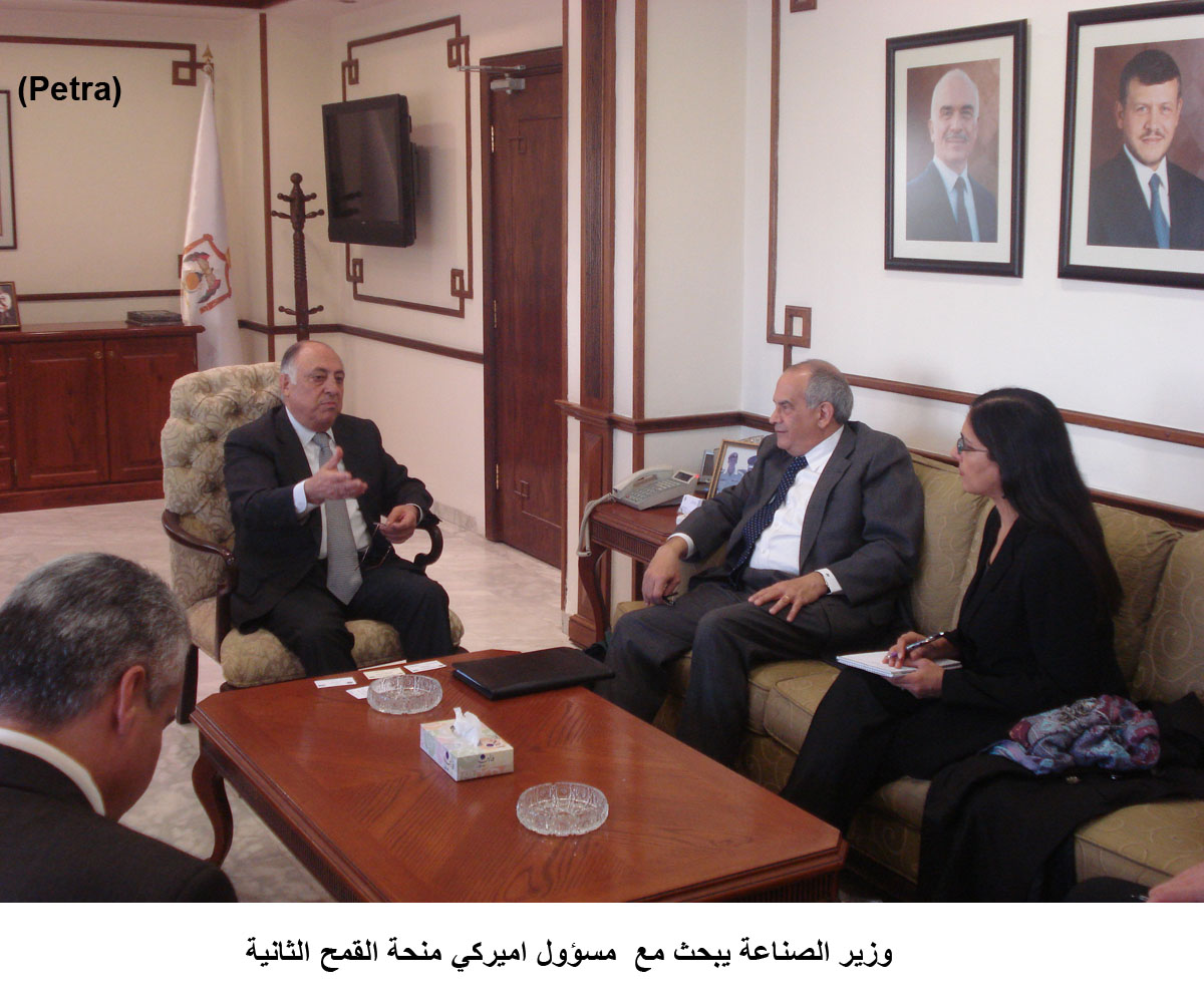 وزير الصناعة يبحث مع مسؤول اميركي منحة القمح الثانية