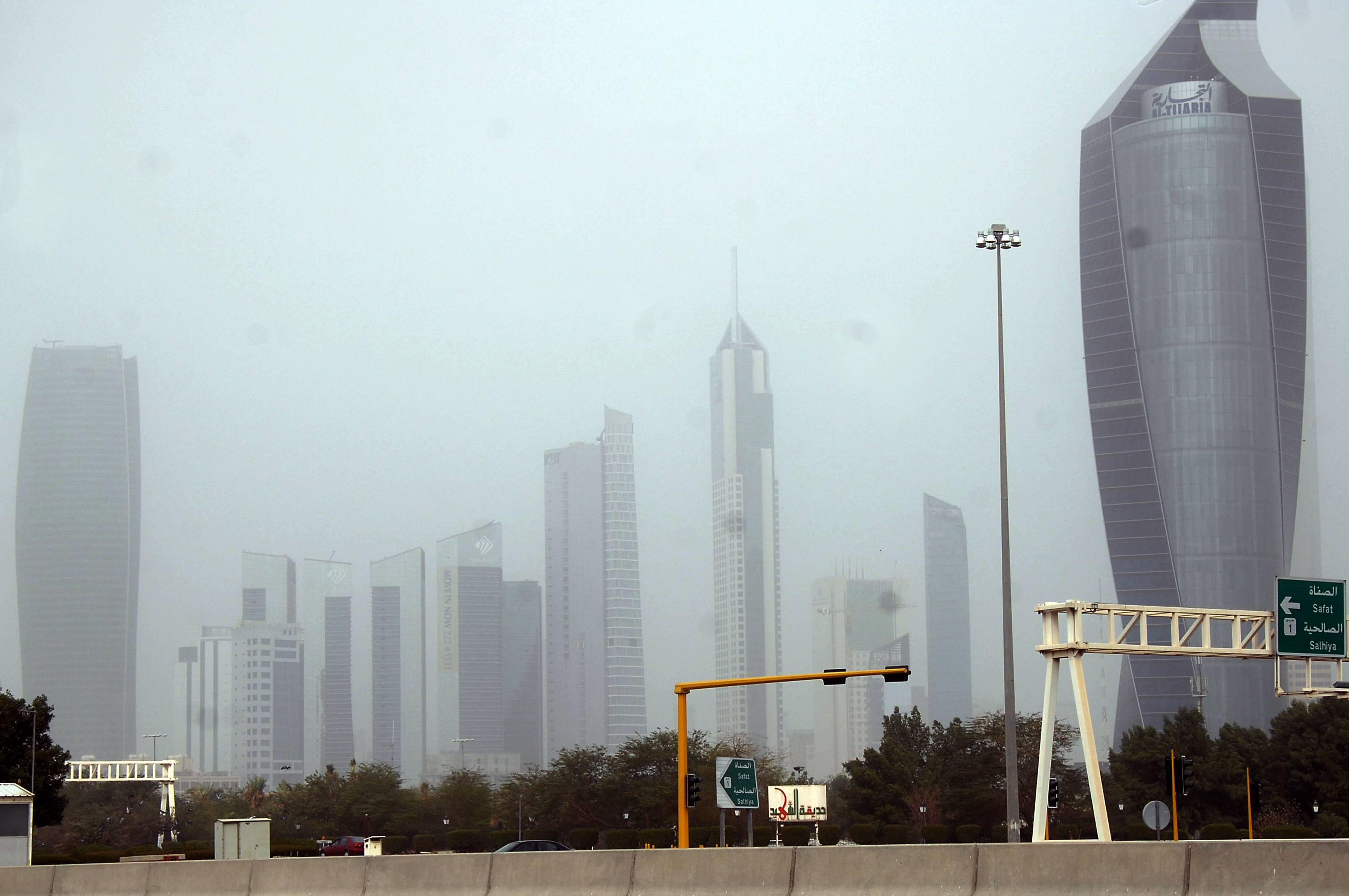 توقف الملاحة البحرية بالكويت بسبب الحالة الجوية (مصور)