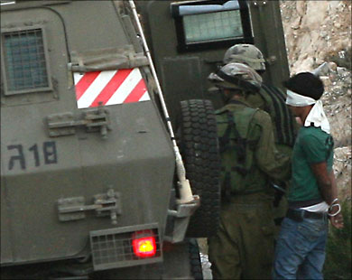الاحتلال يعتقل 9 فلسطينيين في الضفة الغربية