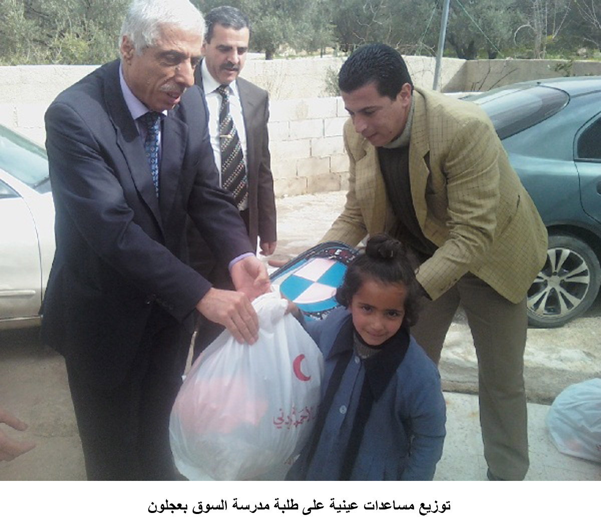توزيع مساعدات عينية على طلبة مدرسة السوق بعجلون .. مصور