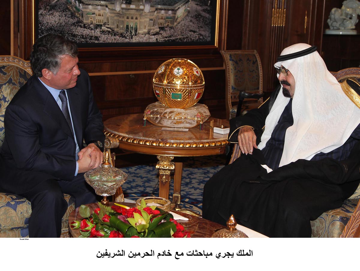 الملك يجري مباحثات مع خادم الحرمين الشريفين