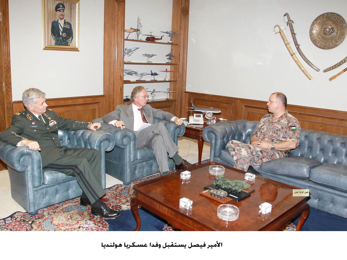 الأمير فيصل يستقبل وفدا عسكريا هولنديا