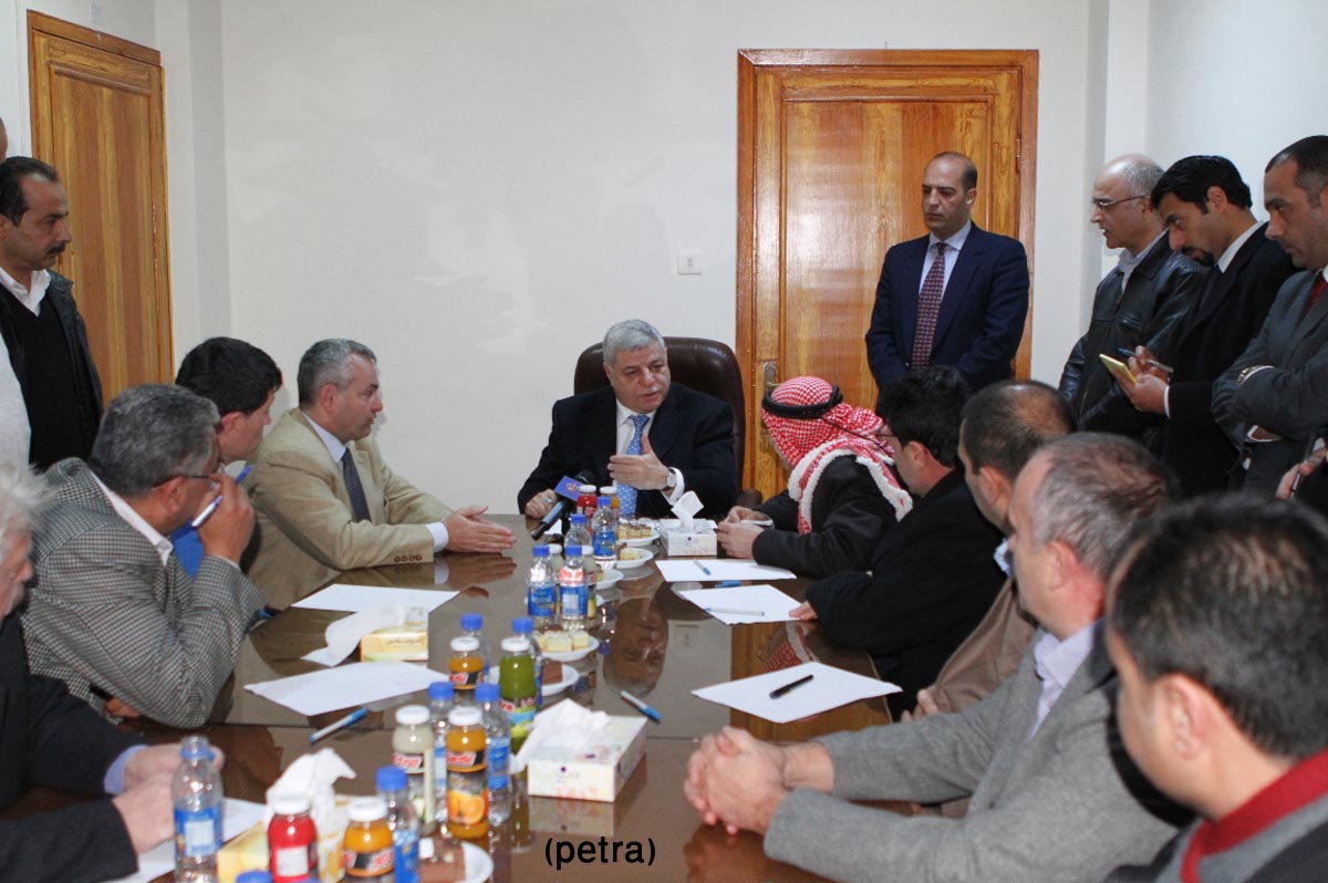 رئيس الوزراء يتفقد شركة مياه اليرموك في اربد