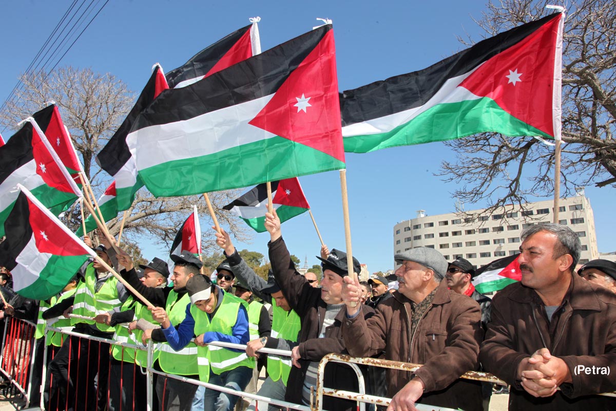 إغلاق جزئي لمحلات في العاصمة واعتصام أمام مجلس النواب