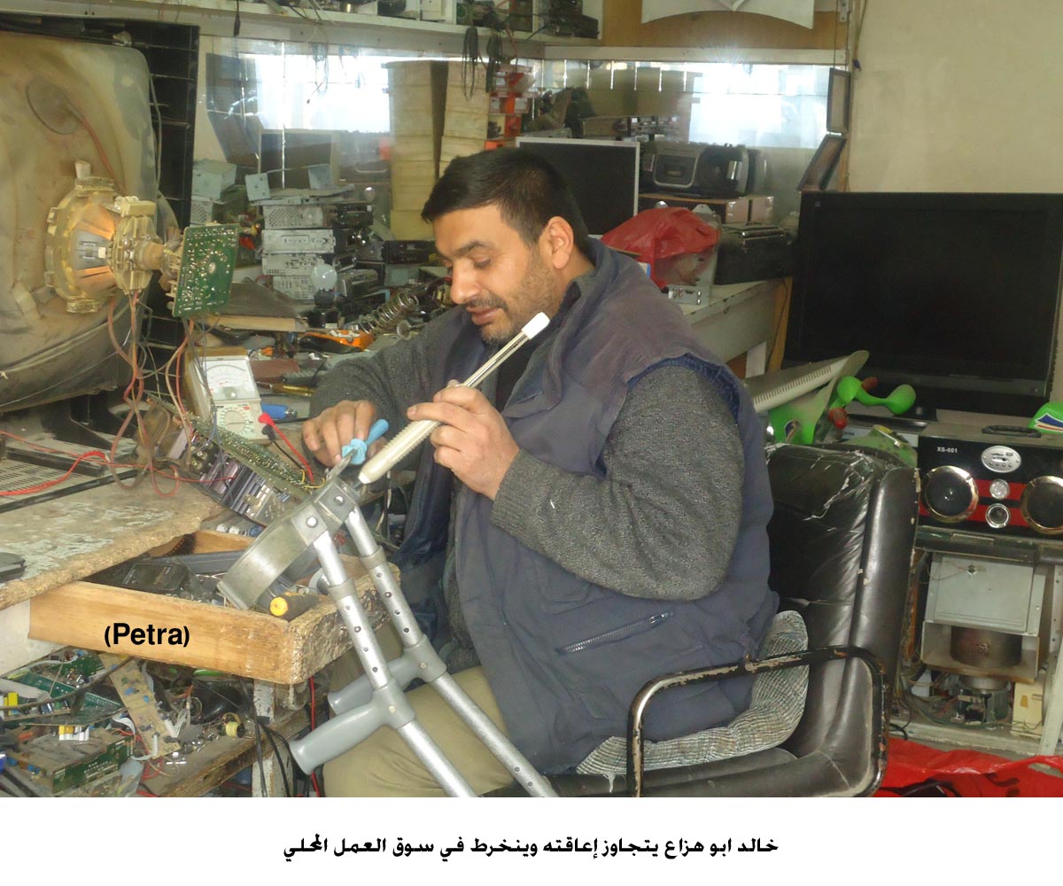 ابو هزاع يتجاوز إعاقته وينخرط في سوق العمل المحلي