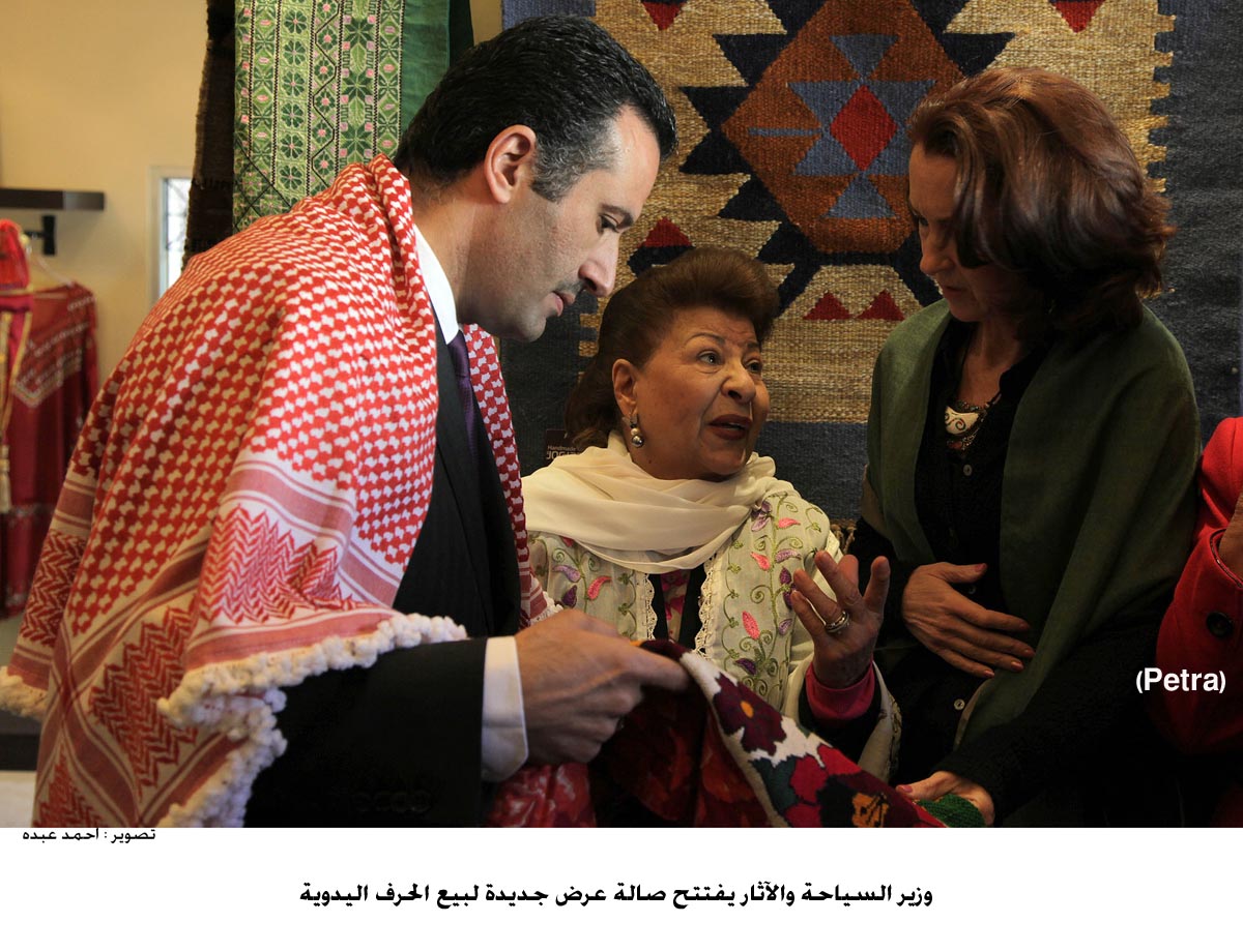 وزير السياحة والآثار يفتتح صالة عرض جديدة لبيع الحرف اليدوية