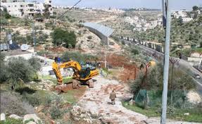 الاحتلال الاسرائيلي يجرف أراض زراعية في الخضر ببيت لحم