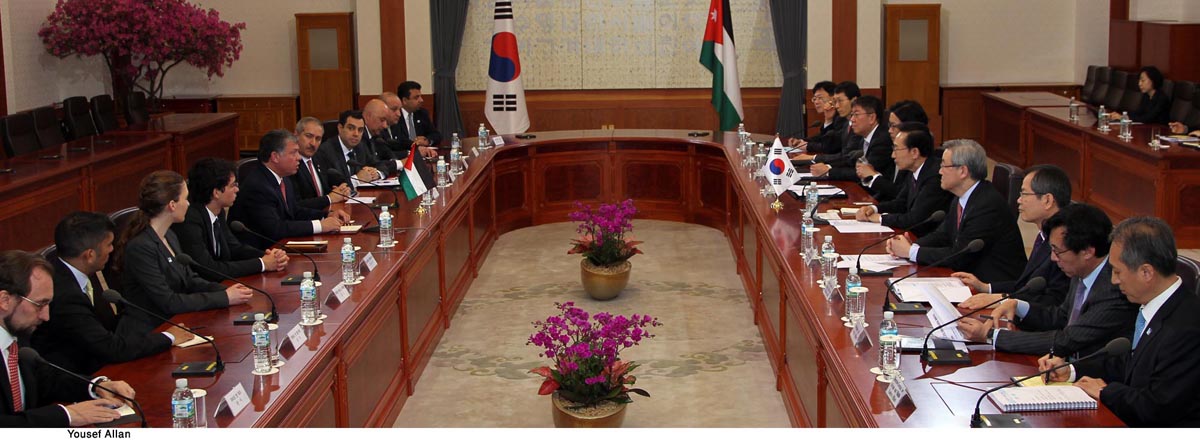 King holds talks with Korean president