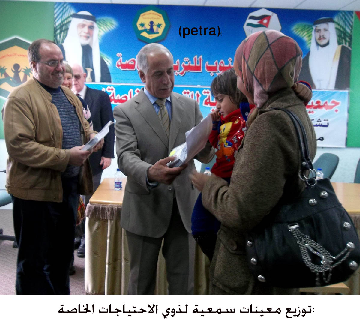 معان :توزيع معينات سمعية لذوي الاحتياجات الخاصة