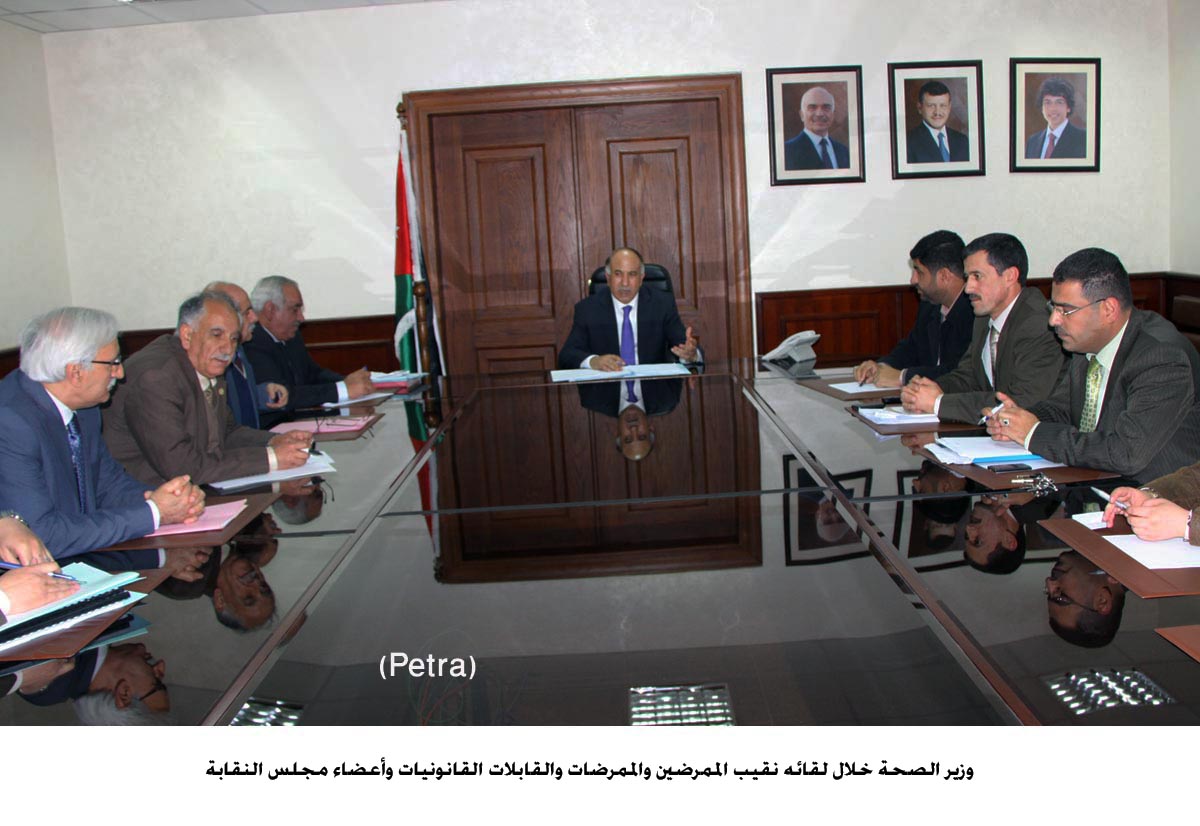 الصحة تقرر صرف علاوة العمل الاضافي للممرضين من بداية التعيين