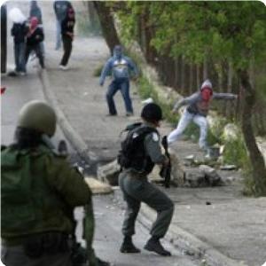 قوات الاحتلال تهاجم المشاركين في مسيرة إحياء يوم الأرض