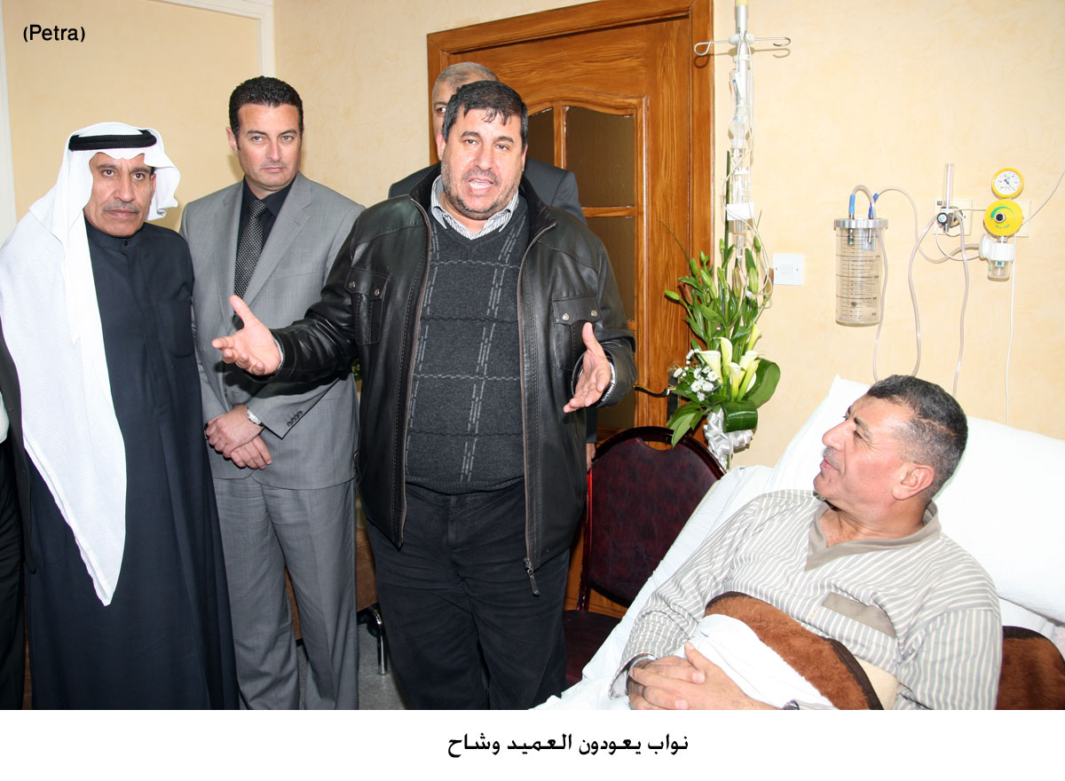 نواب يعودون العميد وشاح