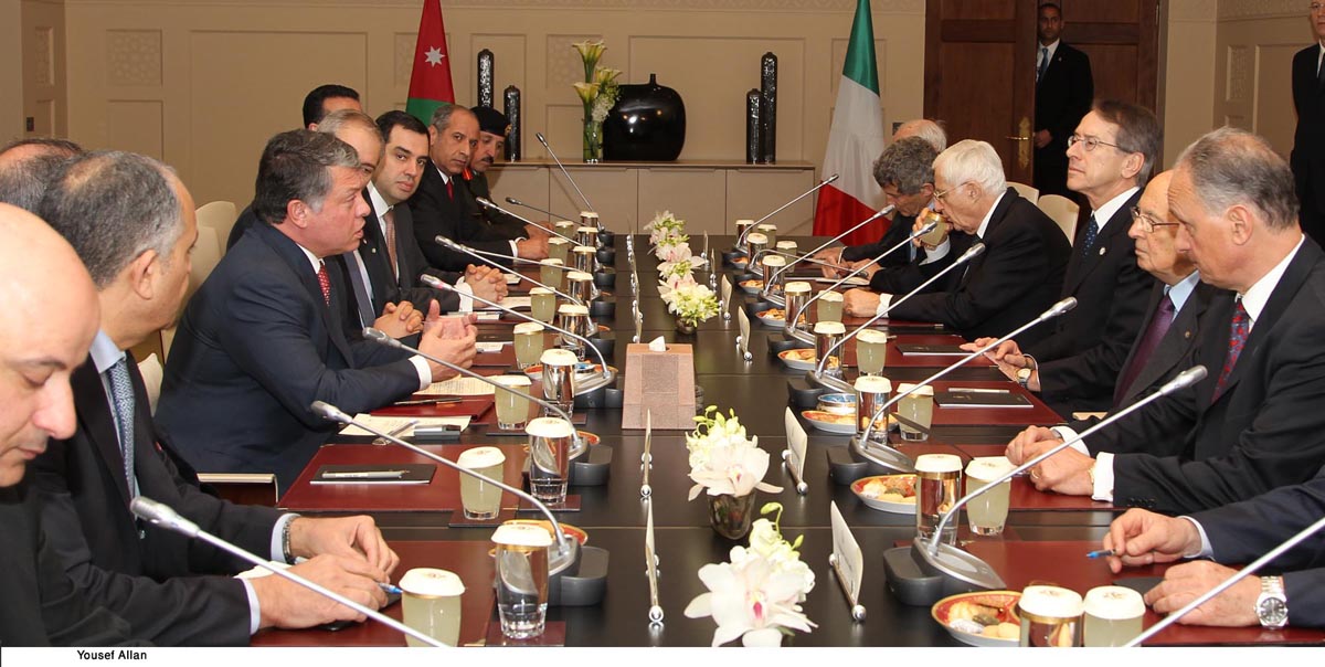 الملك يجري مباحثات مع الرئيس الايطالي