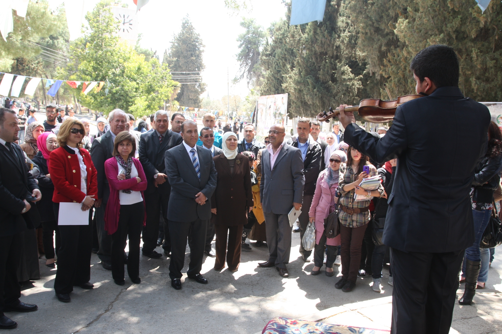 تحول الحرم الجامعي لمسرح كبير