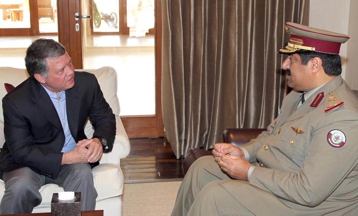 الملك يستقبل رئيس أركان القوات المسلحة القطرية