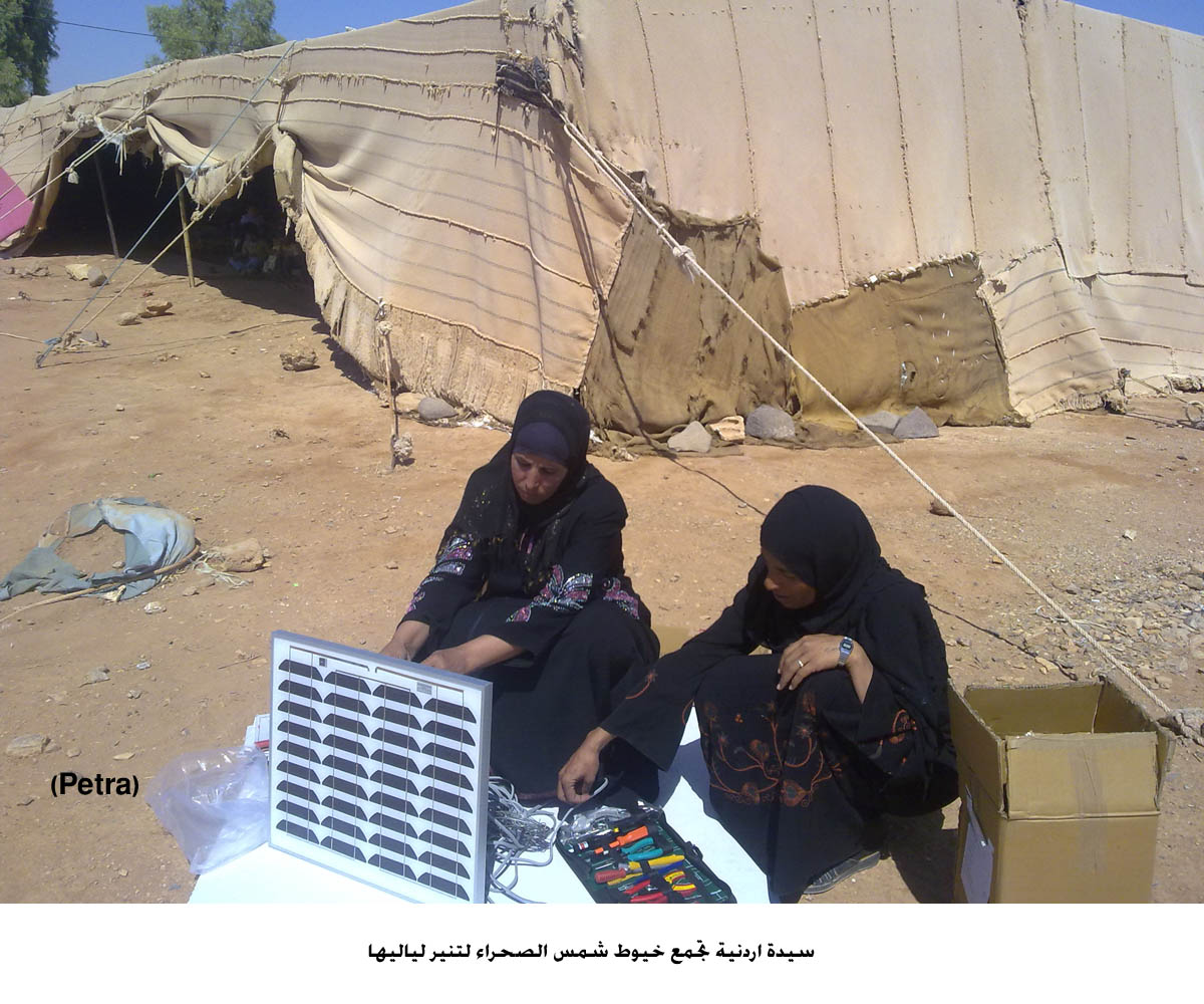 سيدة اردنية تجمع خيوط شمس الصحراء لتنير لياليها