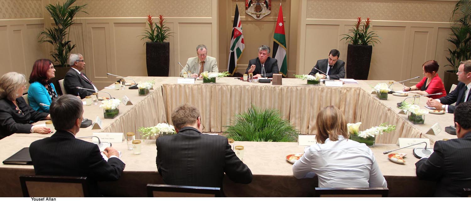 الملك يلتقي وفد مجلسي العموم واللوردات البريطاني