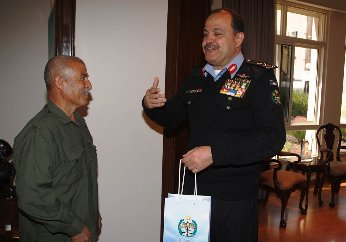 مدير الأمن العام يكرم أقدم رجل أمن ما يزال على رأس عمله