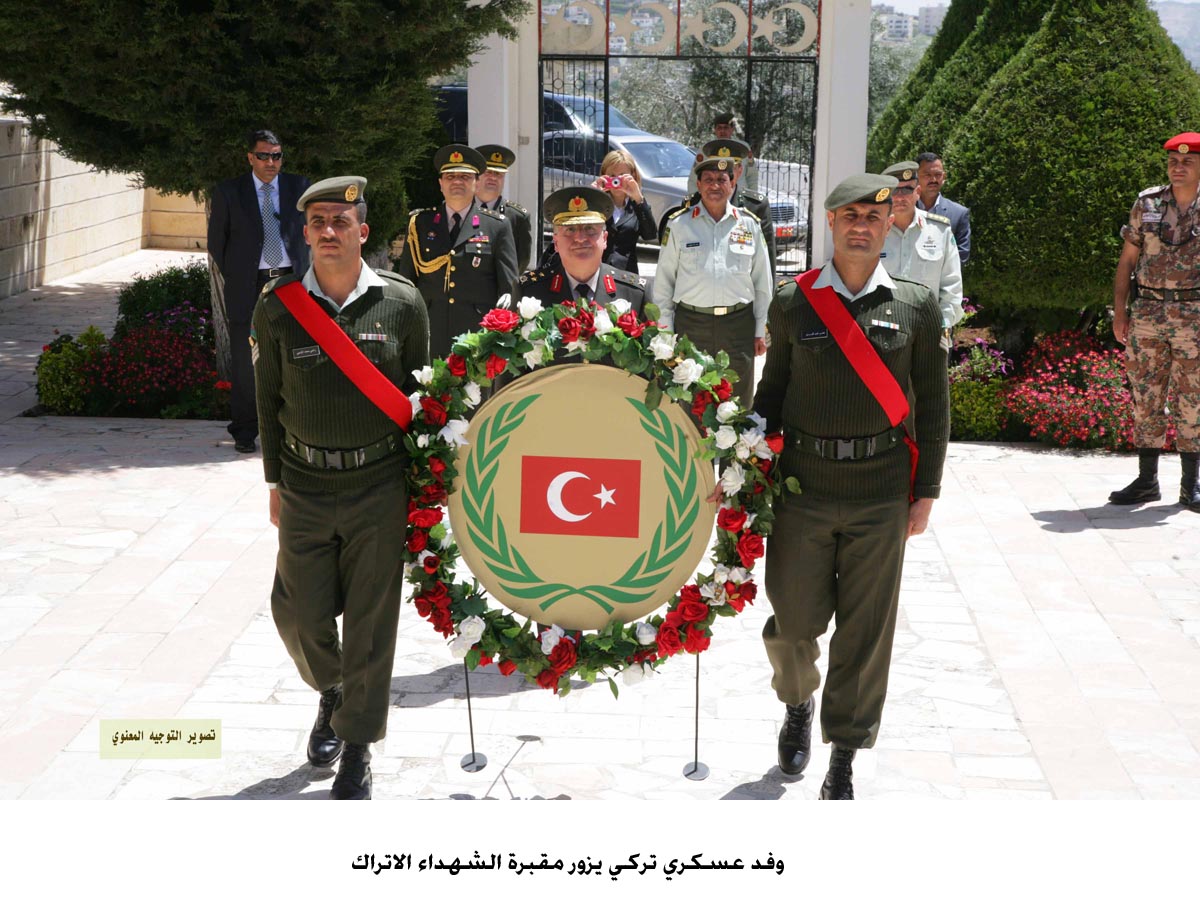 وفد عسكري تركي يزور مقبرة الشهداء الاتراك