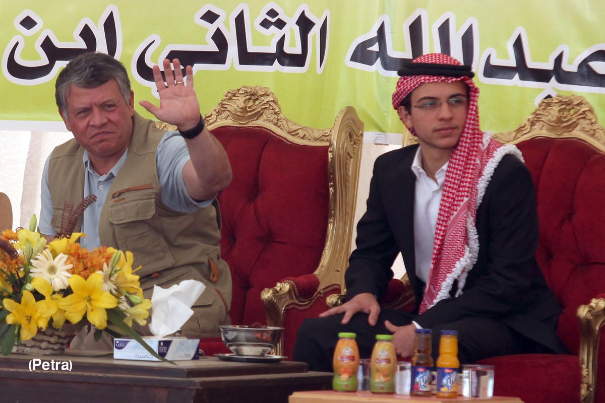 الملك يلتقي أبناء عشائر البادية الشمالية