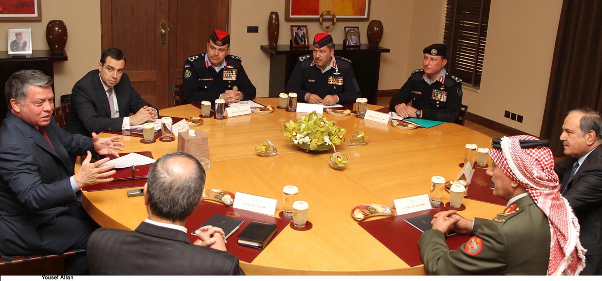 الملك يستقبل رئيس هيئة الاركان المشتركة ومديري الاجهزة الامنية ويوجه رسالة الى منتسبيها