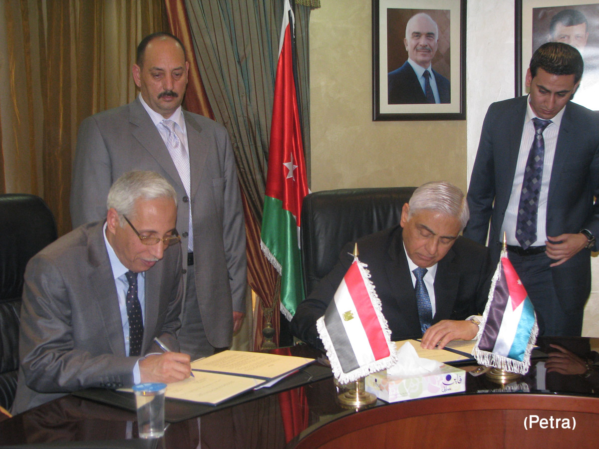 وزيرا العمل الاردني ونظيره المصري يوقعان بيانا مشتركا