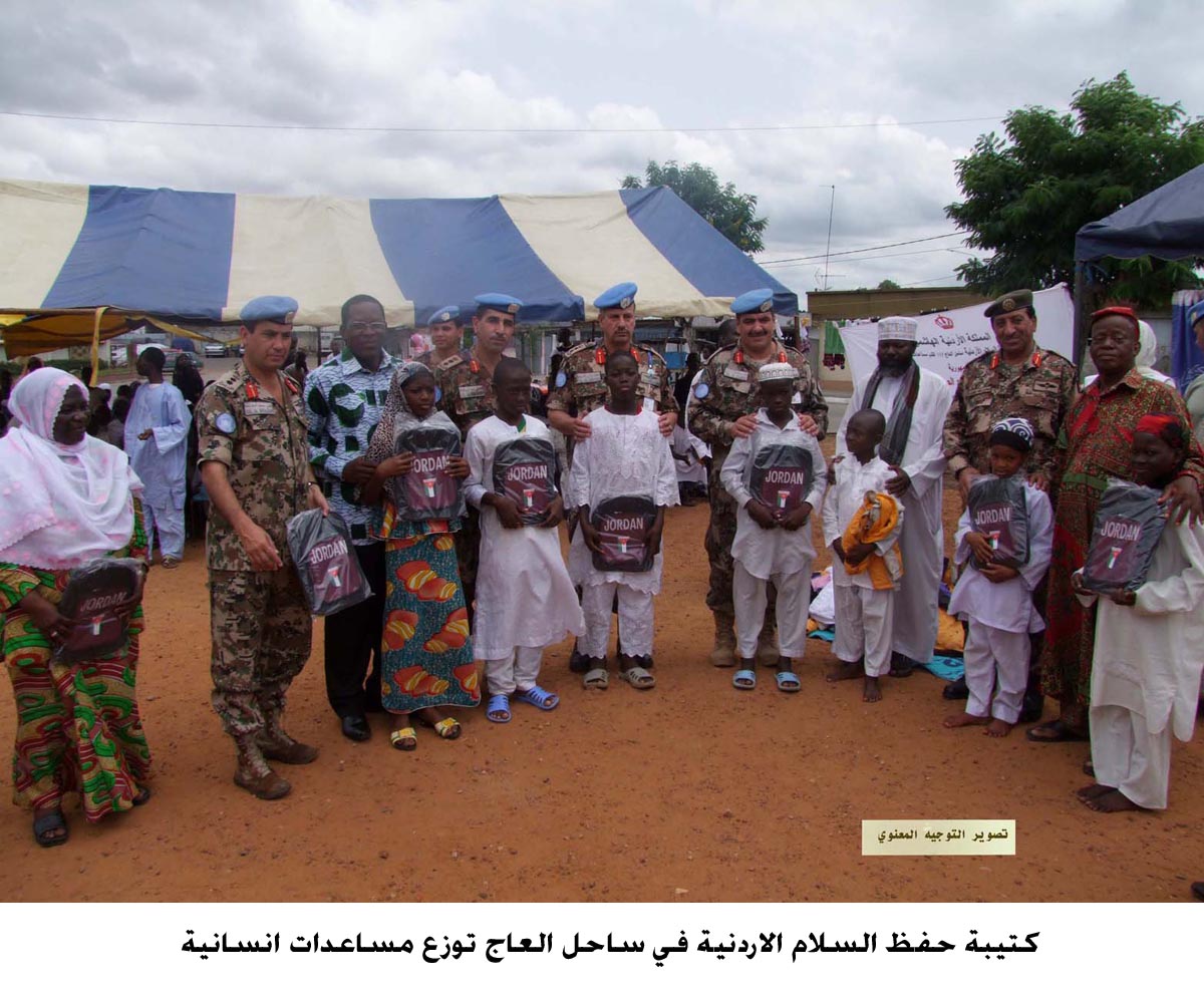 كتيبة حفظ السلام الاردنية في ساحل العاج توزع مساعدات انسانية