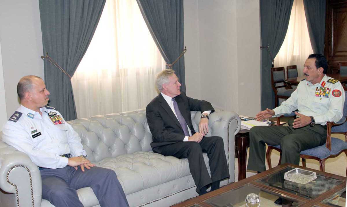 رئيس هيئة الاركان المشتركة يستقبل وزير البحرية الاميركي والوفد المرافق