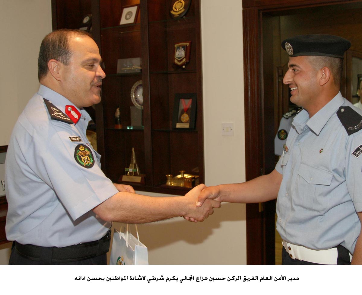 تكريم شرطي لاشادة المواطنين بحسن ادائه