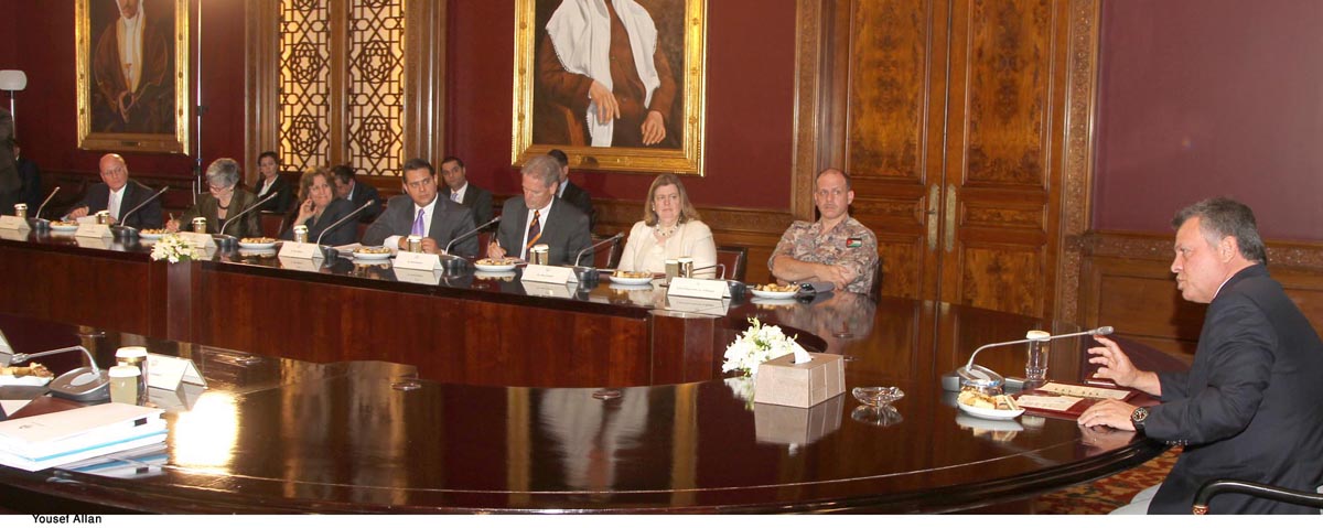 الملك يلتقي وفد مساعدي اعضاء الكونغرس الاميركي