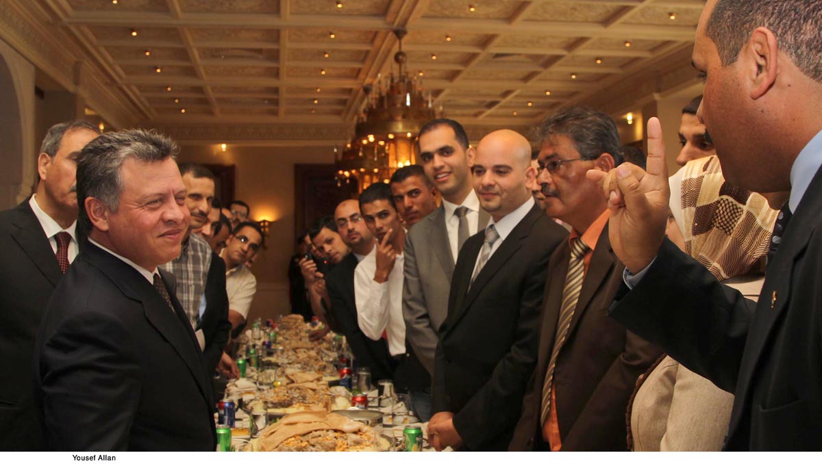 الملك يكرم عددا من عمال الوطن