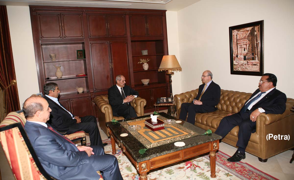 الحكومة تتقبل التهاني من الفعاليات الشعبية والرسمية