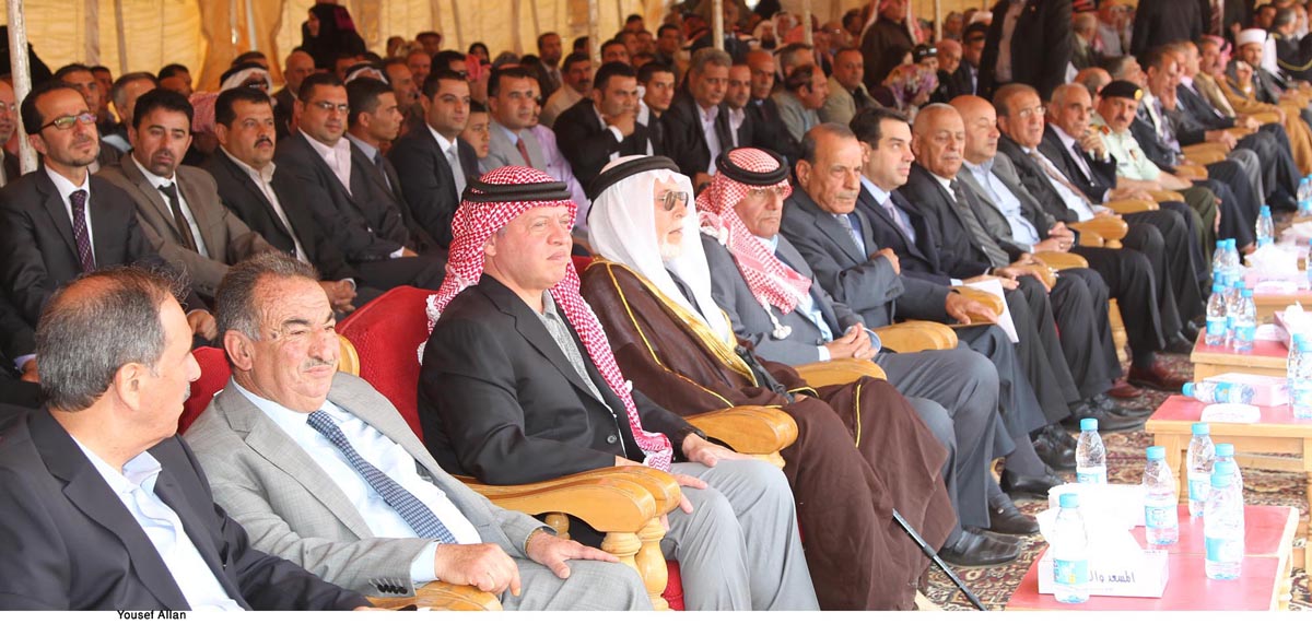 الملك يلتقي شيوخ ووجهاء وأبناء لواءي الطيبة والوسطية