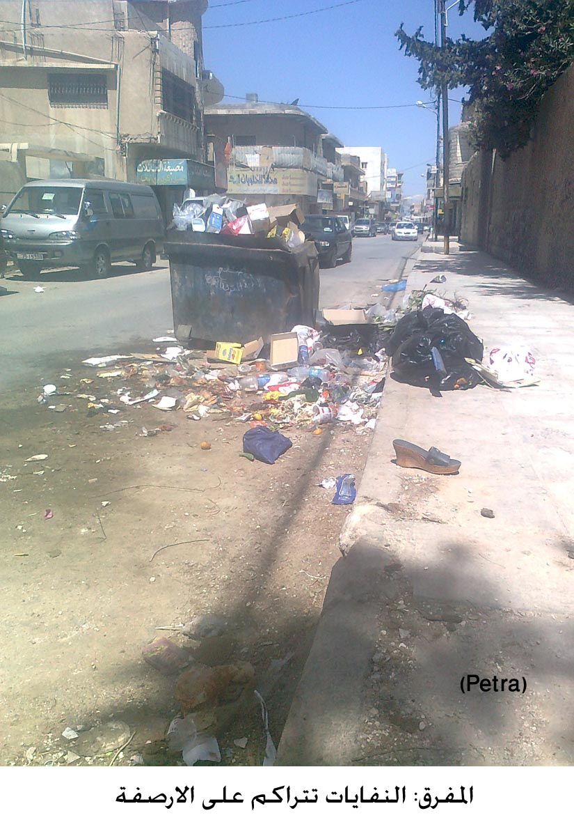 المفرق: النفايات تتراكم على الارصفة