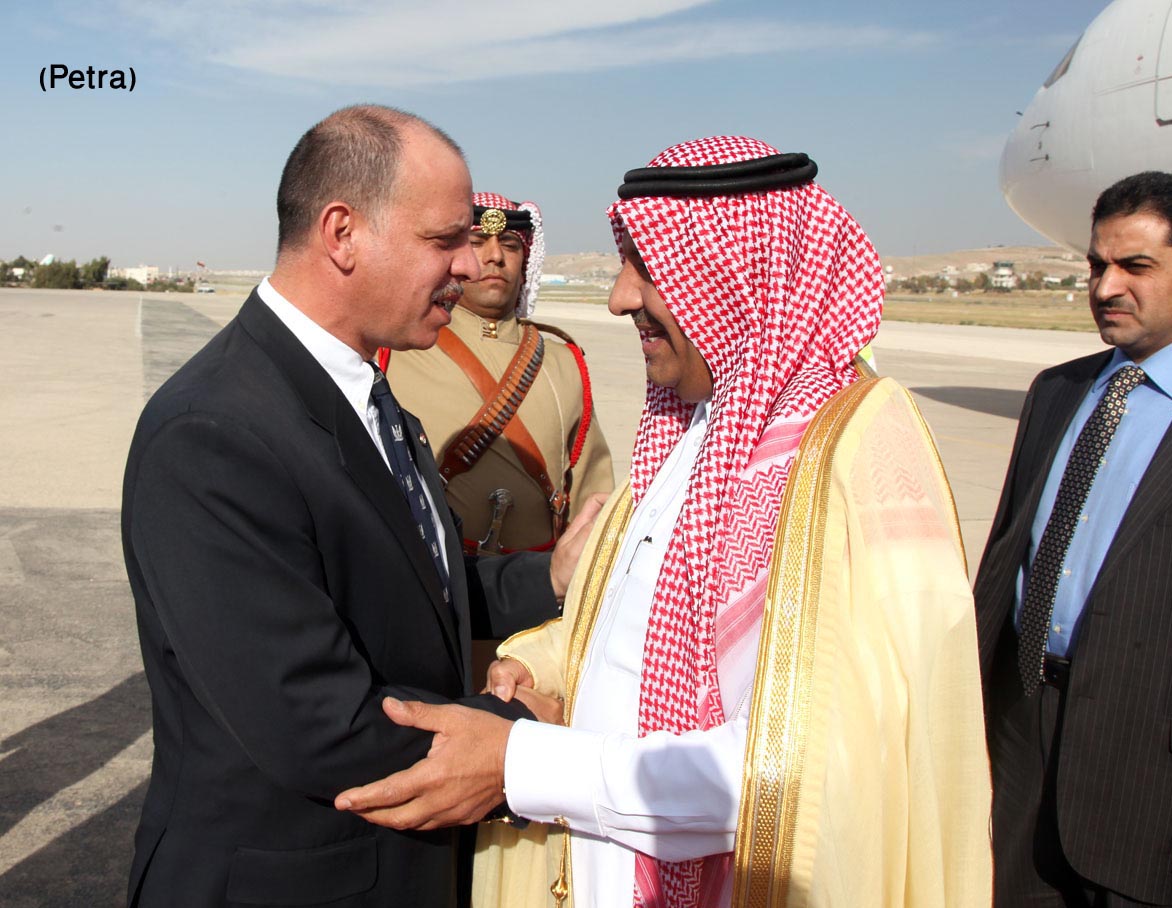 الامير خالد بن سلطان بن عبد العزيز يصل الى عمان