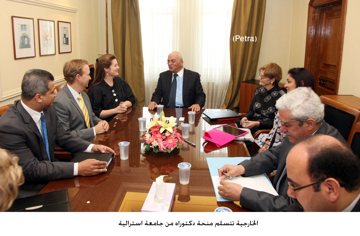 الخارجية تتسلم منحة دكتوراه من جامعة استرالية