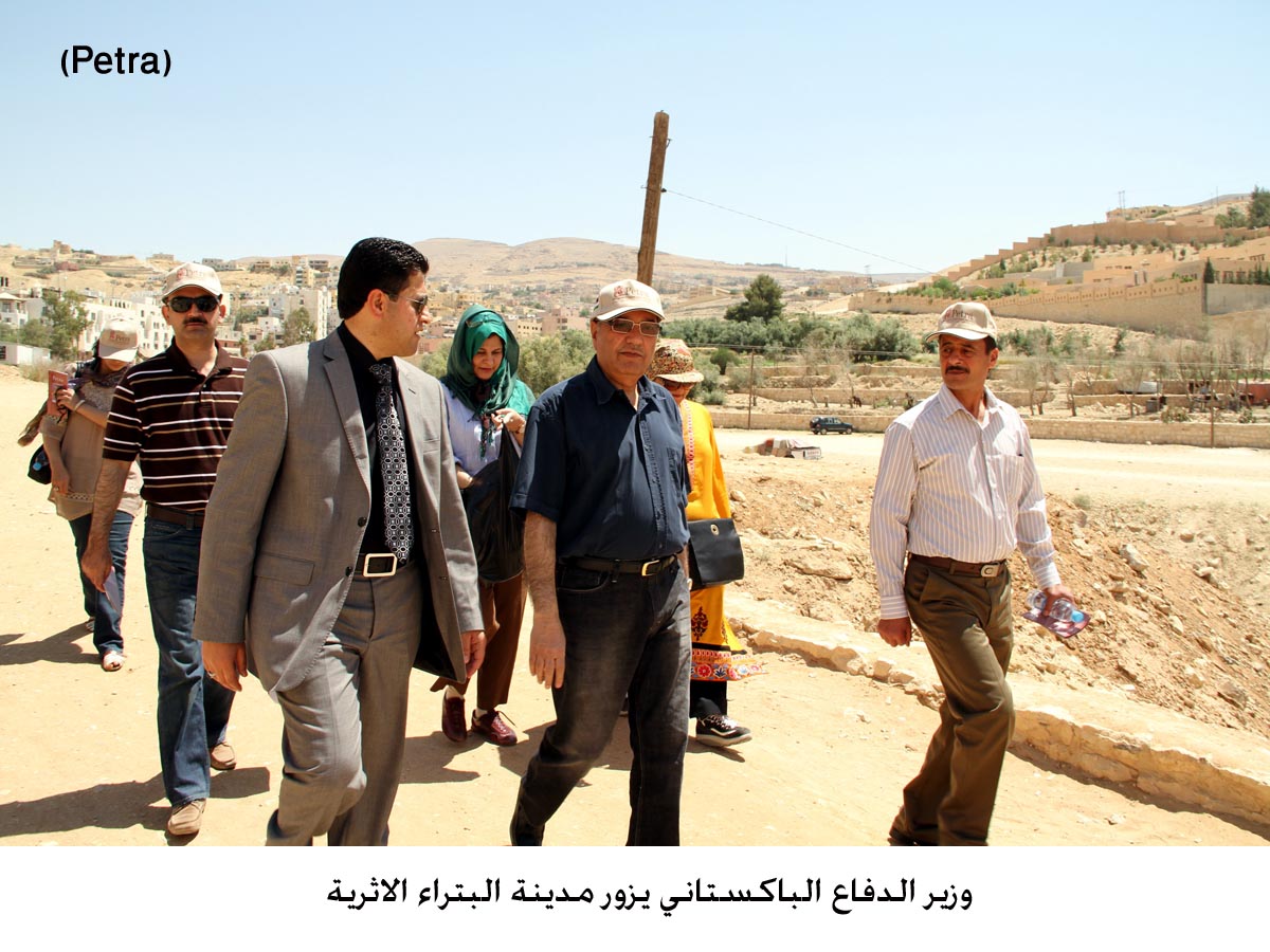 وزير الدفاع الباكستاني يزور مدينة البتراء الاثرية
