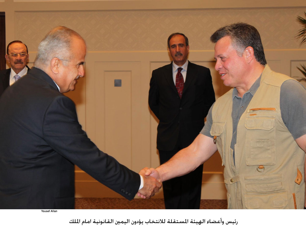 رئيس وأعضاء الهيئة المستقلة للانتخاب يؤدون اليمين القانونية امام الملك