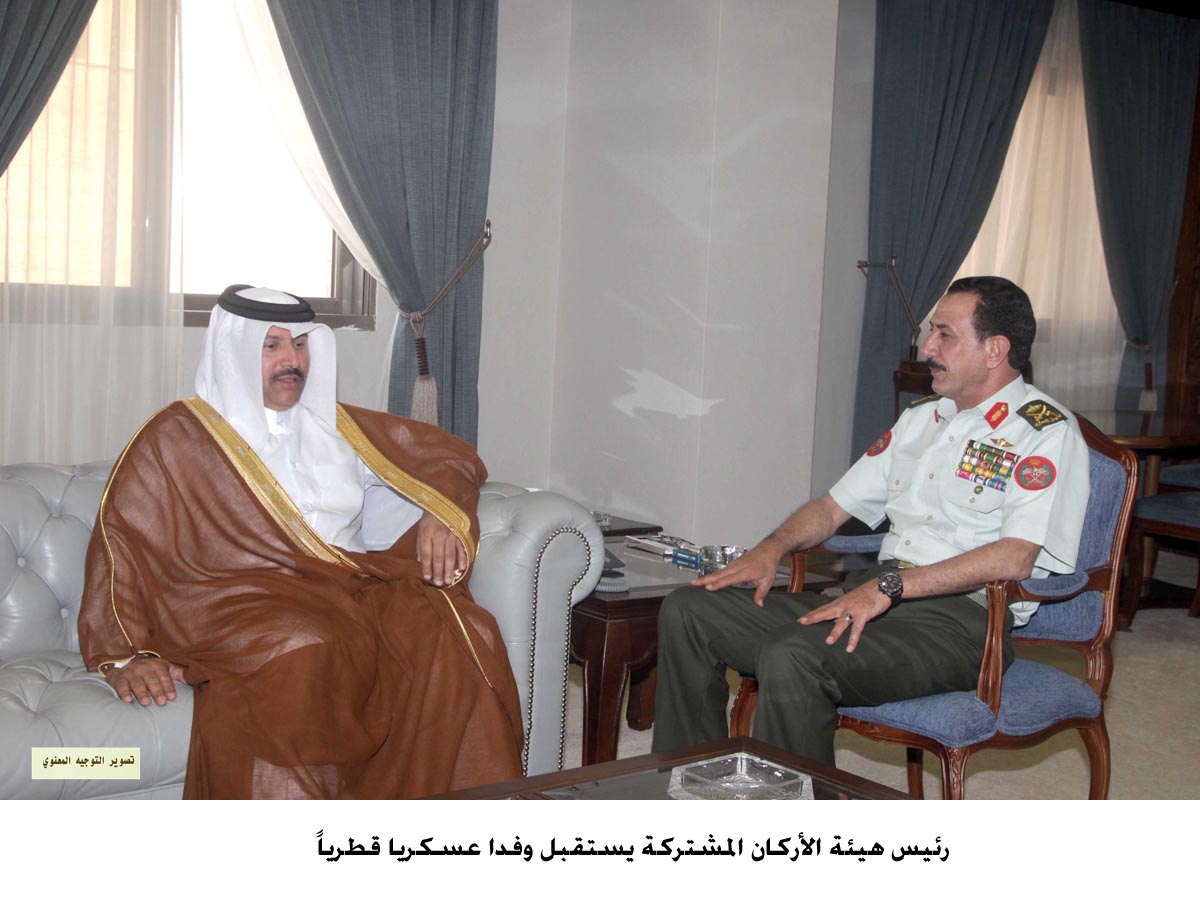 رئيس هيئة الأركان المشتركة يستقبل وفدا عسكريا قطرياً