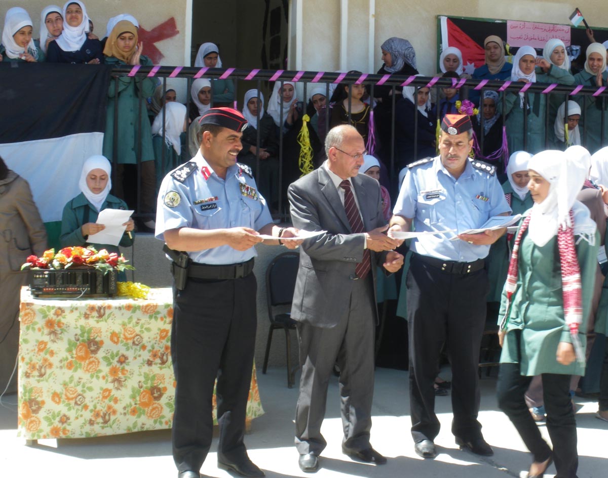 تخريج 40 طالبة في دورة اصدقاء الشرطة في الطفيلة