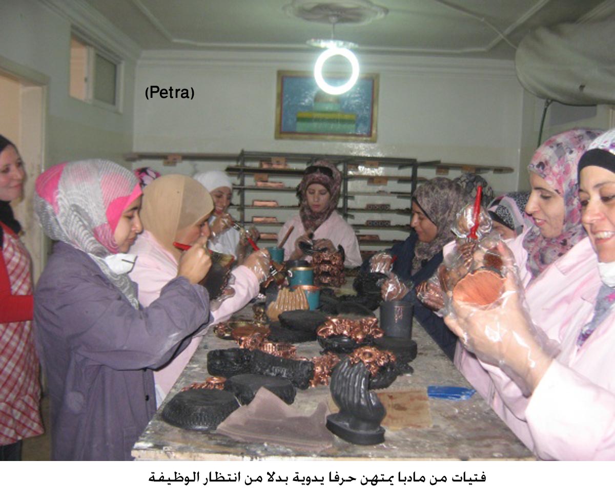 فتيات من مادبا يمتهن حرفا يدوية بدلا من انتظار الوظيفة