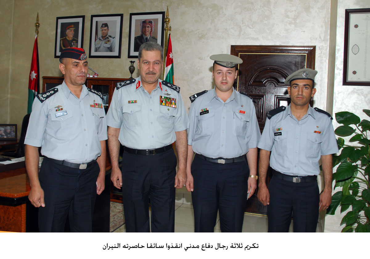 تكريم ثلاثة رجال دفاع مدني انقذوا سائقا حاصرته النيران