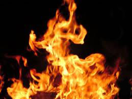 اخماد حريق جاء على الساحات الخارجية لمصنع الكرتون