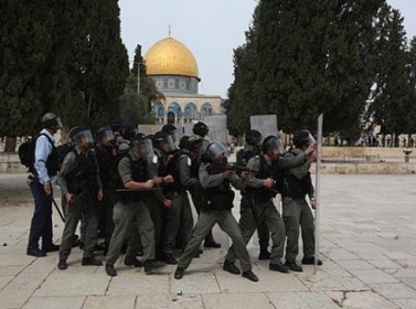 الاحتلال يحاصر القدس القديمة واعضاء من الكنيست يعتزمون اقتحام الاقصى