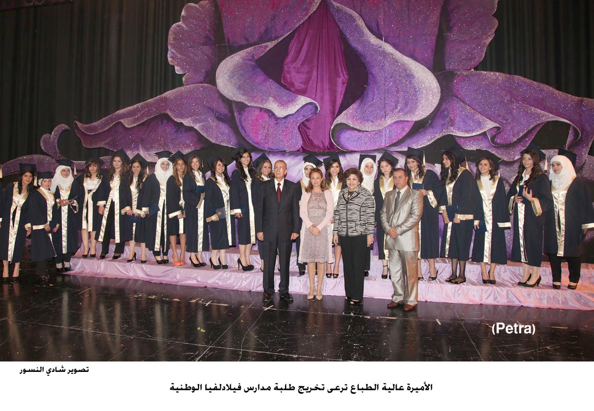 مدارس فيلادلفيا الوطنية تحتفل بتخريج فوج من طلبتها