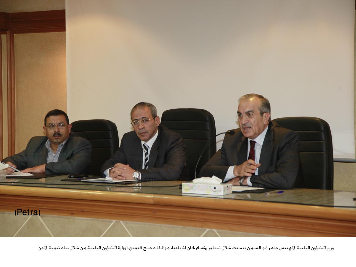 تحصيل المسقفات منخفض وابو السمن يلوح بتغيير رؤساء لجان بلدية